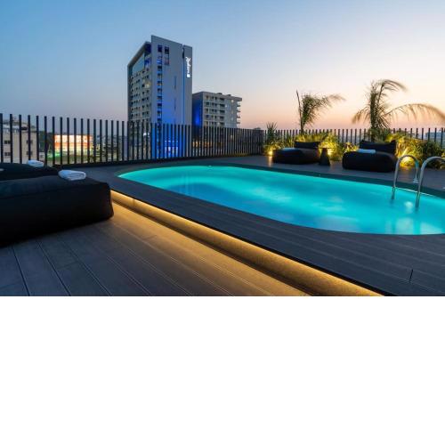 The Penthouse - 3BR Seaview with Private Pool in Larnaca
