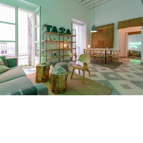 The QUEEN's Designer Apartment by Cadiz4Rentals