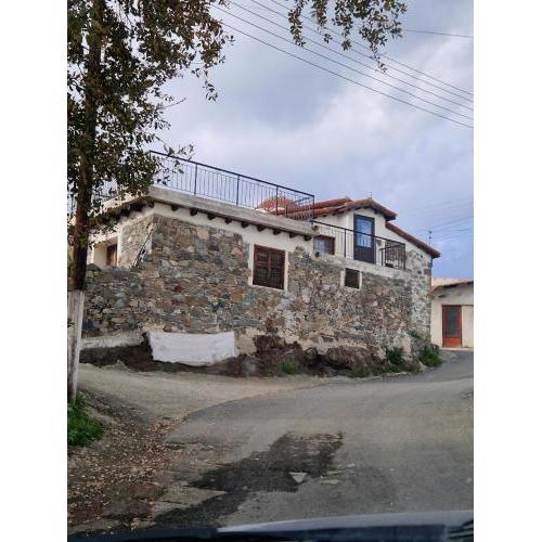 THE ROCK HOUSE - Beautiful countryside with mandarins oranges and olive trees,. Near Limassol at Eptagonia village.