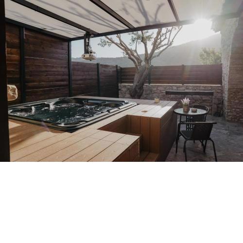 The Stonehouse Suites with Private Bath Spas