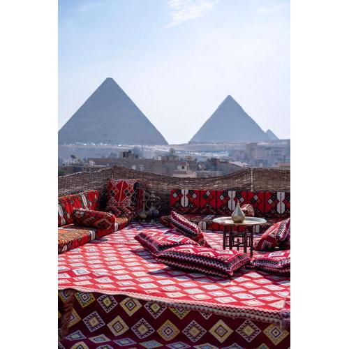 The vintage duplex Khan, Pyramids view
