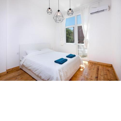 The WHITE APARTMENT - Bogoridi Main Street