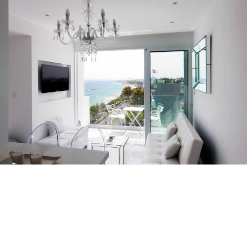 The White Pearl Suite - beach front city centre with sea view.