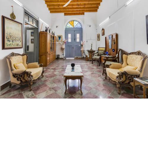 To Hani - Large Traditional House