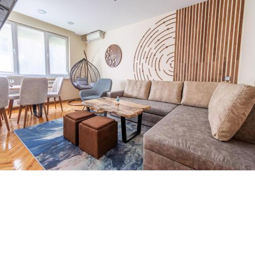 Top Center Retreat, Close to Main street, FREE Parking