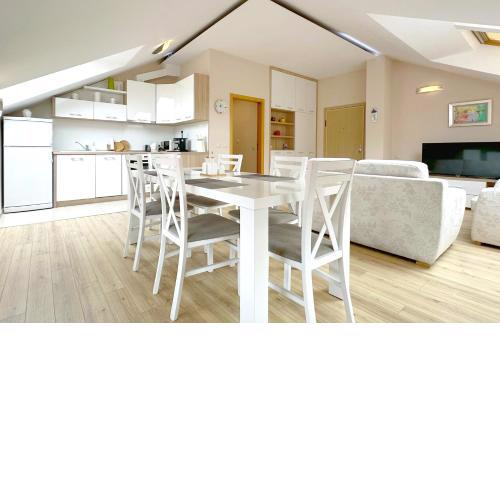 Top-Floor Luxury Apt Old City Views & Free Parking