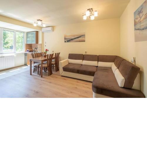 Top Location, Brand New 3 BDRM Apt & Free parking