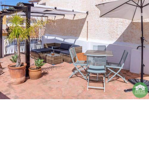 Town house with roof terrace in heart of Vinuela