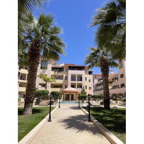 Townhouse with pool 5 minute walk to beach