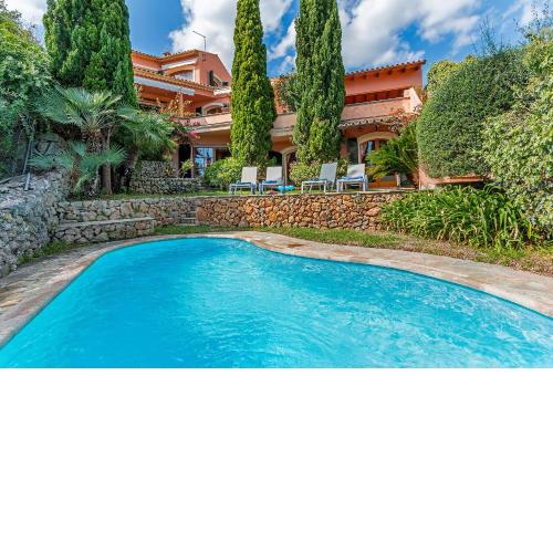 Townhouse with pool and mountain views, just 5 min