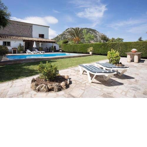 Traditional Majorcan villa by Renthousing