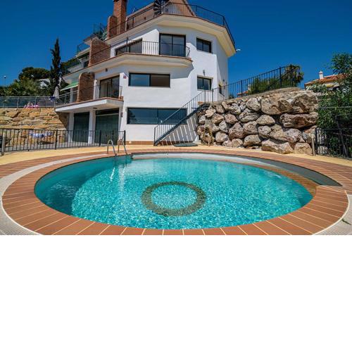 Tranquil 3 bed villa with private pool + sea view!