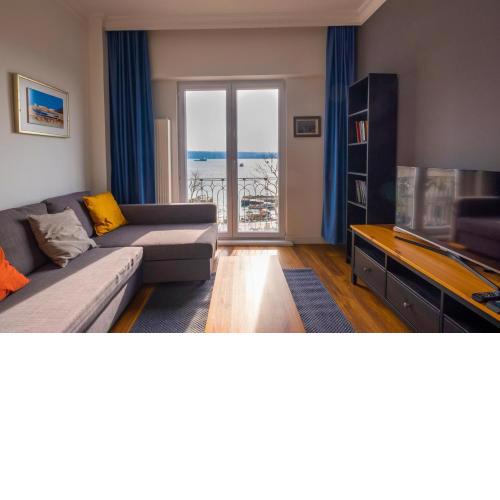 Trendy Waterfront Apt with a Striking View