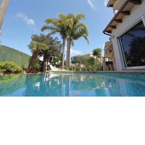 Tropical garden, villa with pool near the beach