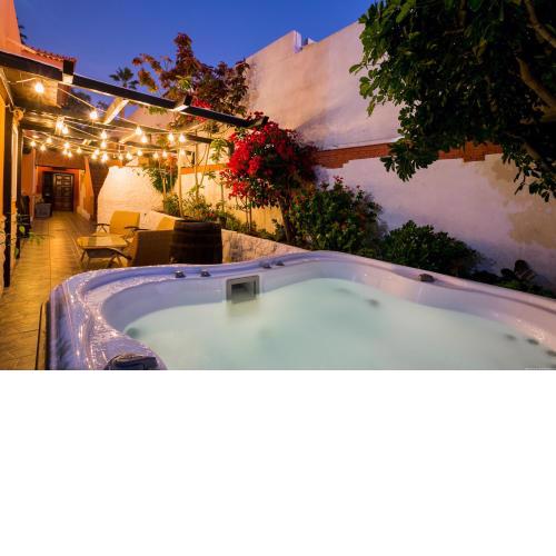 True Canarian 6 bedrooms villa with hot tub