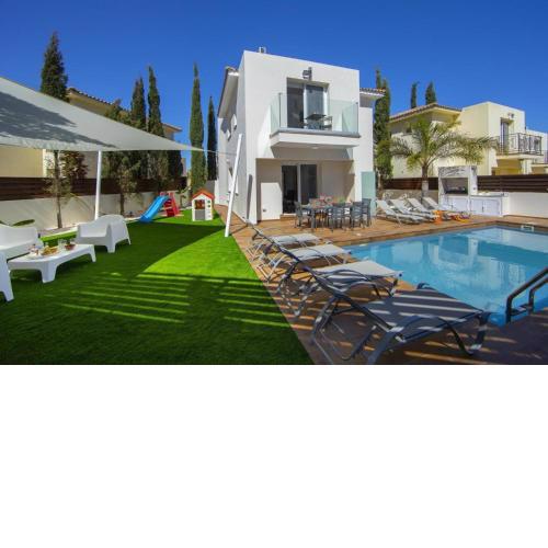 Tsokkos Family Villa - Pool Garden Walk to Beach
