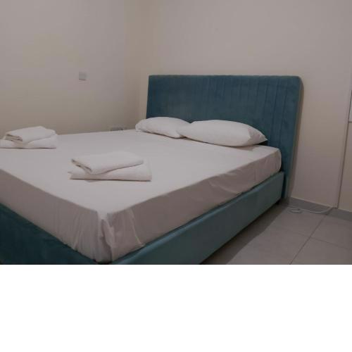 Two bedroom holidays apartment, walking distance to the beach and Harbour
