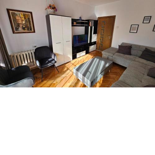 Urban Comfort 1BR near South Park with Balcony