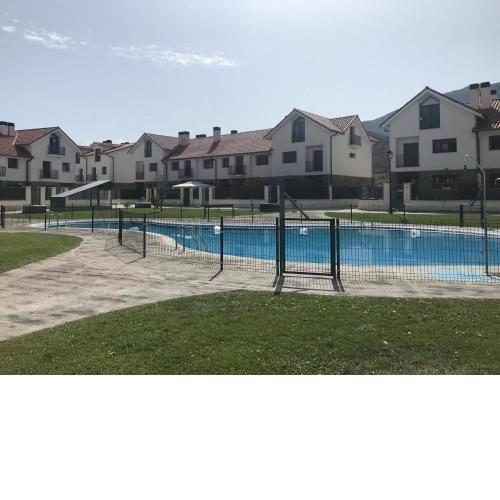 URKO Adosado 8 personas 160 m2 de terraza y piscina
