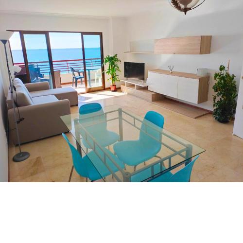 Very lightful apartment. Incredible sea views. Big terrace, Swimming pool. AC. Very close to Alicante city center.