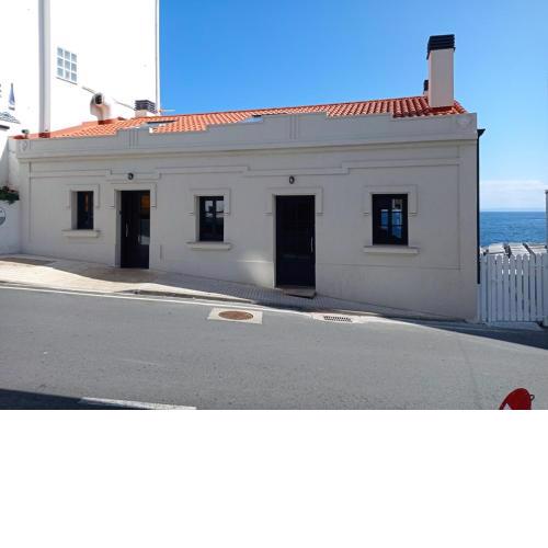 Vila Mariña. Casa marinera con terraza sobre el mar en Caión