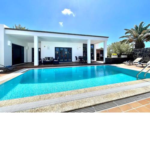 Villa A with private pool, beachfront, AC, Wifi, BBQ in Playa Blanca