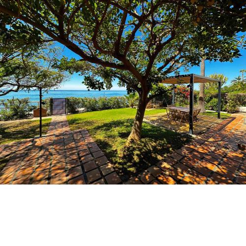 VILLA ALBORAN Beachfront 9PAX