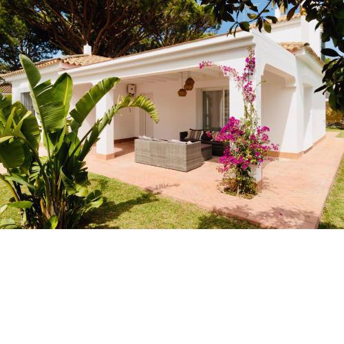 Villa Alemania Chalet Independiente con Piscina en Urbanización Roche Conil Cádiz Andalucía España