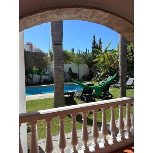 Villa Andaluza jacuzzi piscina palmeras Nerja