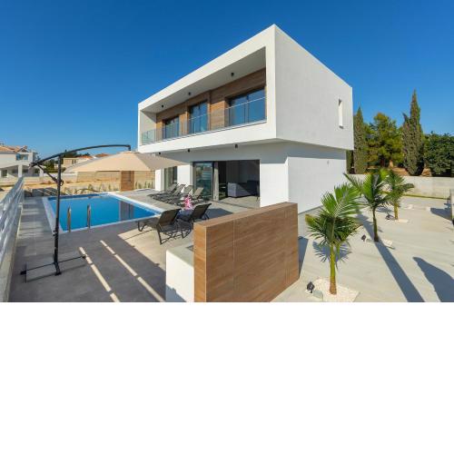 Villa Andre, walking distance to Coral Bay