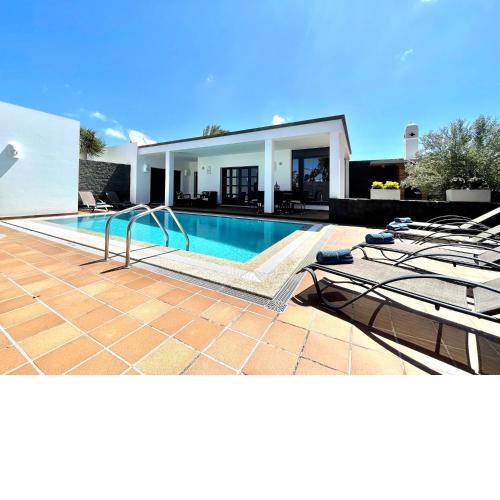 Villa B with private pool, beachfront, Wifi in Playa Blanca