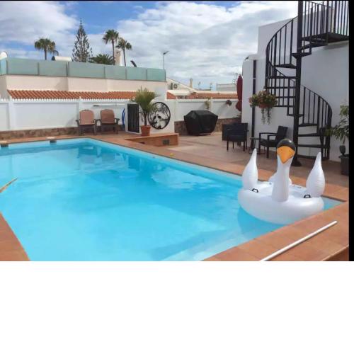 Villa Bahamas private heated pool close to town.