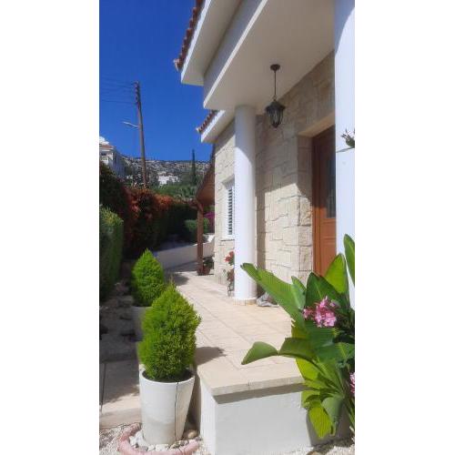 Villa Best Holiday- breathtaking sea views, amazing garden, private pool, BBQ, next to CORAL BAY, Lower Peyia, Paphos