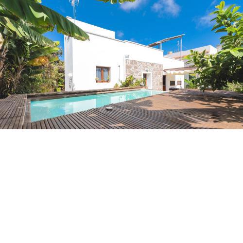 Villa Canaria piscina jacuzzi jardín