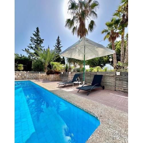 Villa con jardín y piscina privada