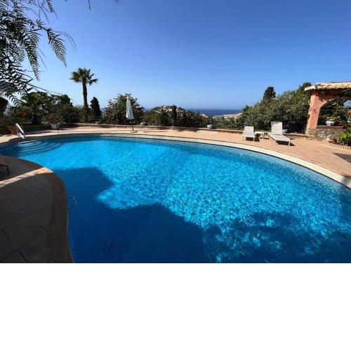 Villa con piscina climatizada y vistas panorámicas al mar