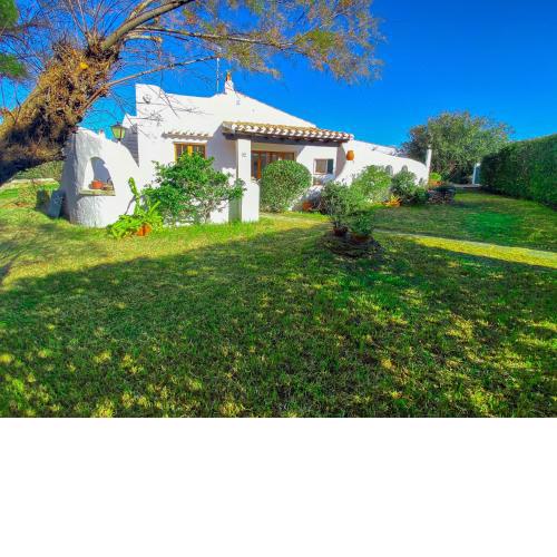 Villa con piscina privada y gran jardín
