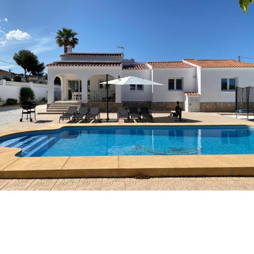 Villa con piscina, soleada, tranquila y céntrica