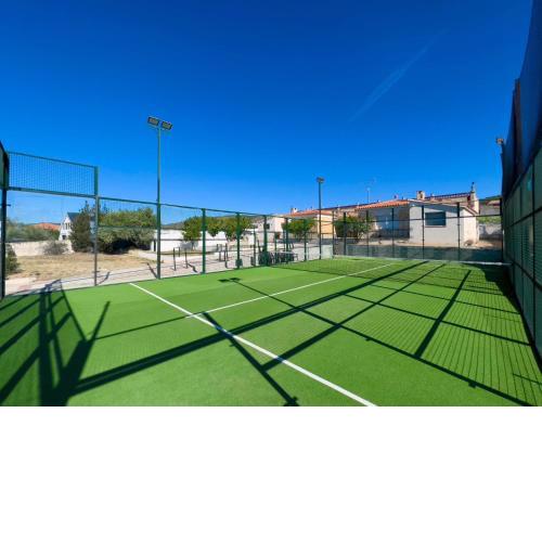 Villa con PISTA DE PADEL privada, piscina y Barbacoa, con más de 1800m2 de terreno, Villa Can Ramón