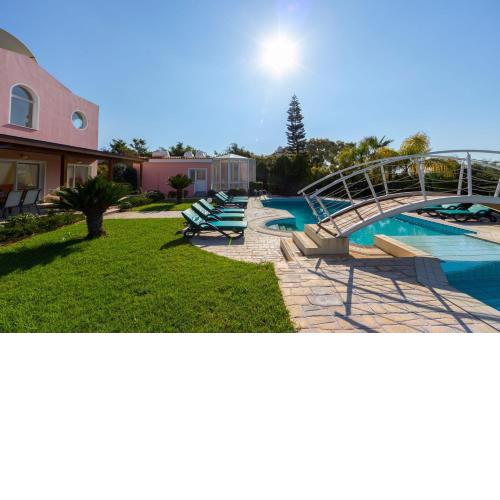 Villa Coral Bay View, walking distance to the beach!