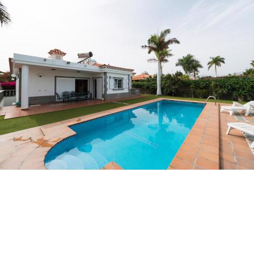 Villa Cosmos chalet con gran piscina y jardin privado