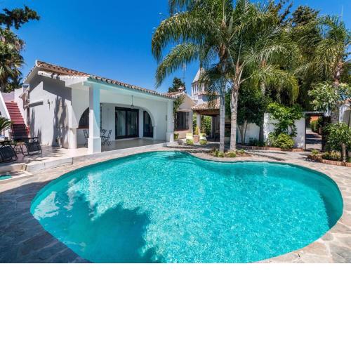 VILLA DE LA QUILLA- Private swimming pool next to the beach