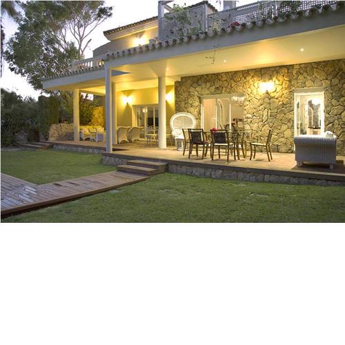 Villa de Lujo con Jardines y Piscina