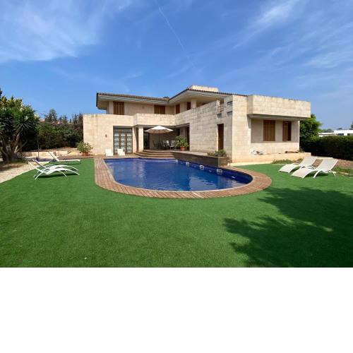 Villa de lujo con piscina, jacuzzi, jardín y terraza