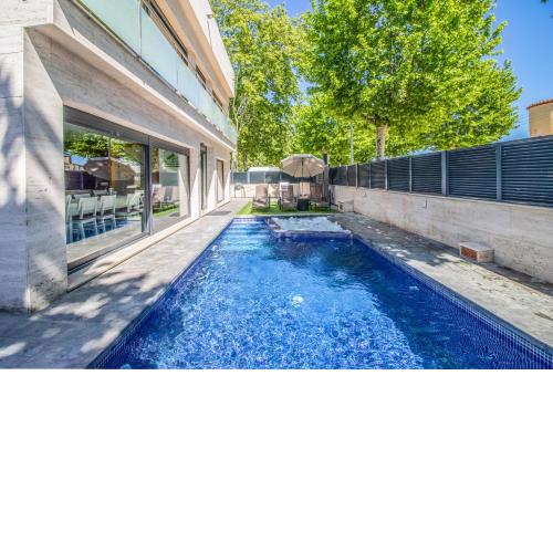 Villa de lujo. Piscina con jacuzzi.