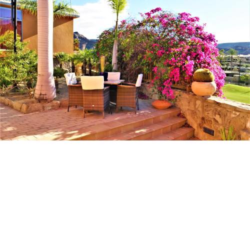 VILLA DE LUXE 5***** golf - piscine chauffée - home cinéma - billard