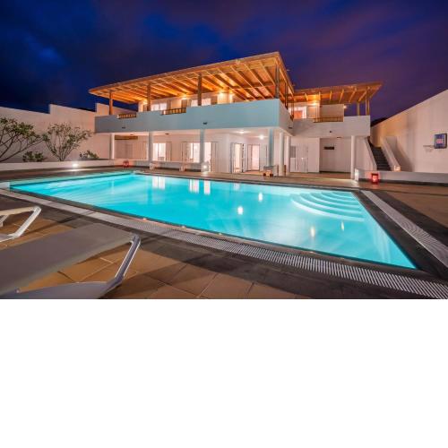 Villa Dedalos - A luxury large villa with a heated pool in Puerto Calero