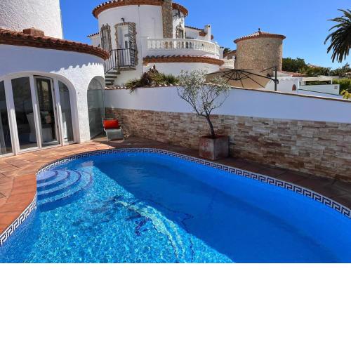 Villa Empuriabrava on main canal with 13 m private mooring, private pool, air con in all rooms, non-smoking