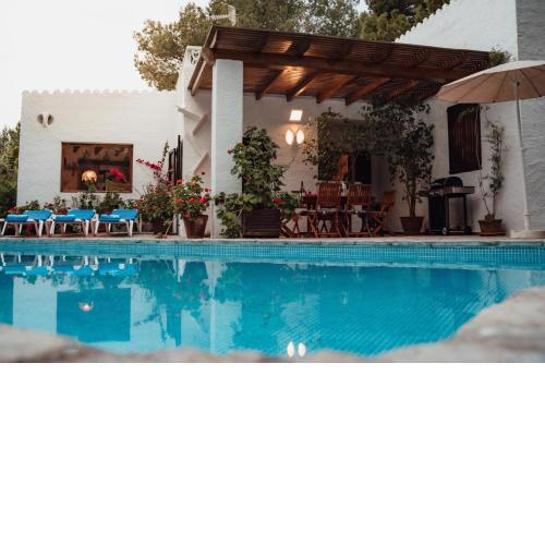 Villa en Cala Morell con piscina privada en el bosque