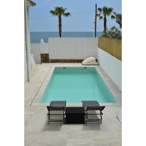 Villa en primera línea de mar con piscina privada